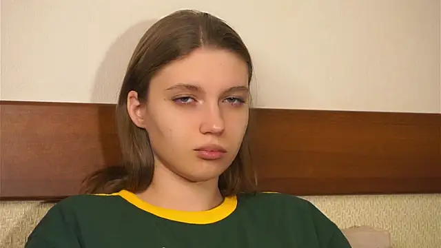 RoslynArcuo online show from November 21, 2025, 8:40 pm