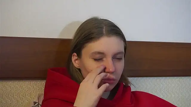 RoslynArcuo online show from November 23, 2025, 8:41 pm