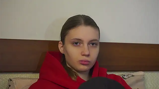 RoslynArcuo online show from December 1, 2025, 8:36 pm