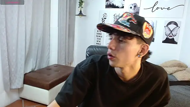 Snapshot of AmethystShadow17 chatting on November 9, 2025, 4:05 pm AmethystShadow17 online show from November 9, 2025, 4:05 pm