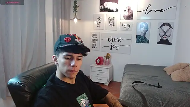 Snapshot of AmethystShadow17 chatting on November 11, 2025, 3:23 pm AmethystShadow17 online show from November 11, 2025, 3:23 pm