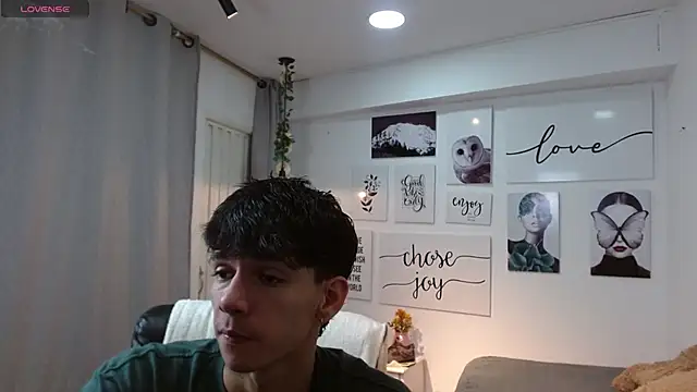 Snapshot of AmethystShadow17 chatting on November 15, 2025, 5:09 pm AmethystShadow17 online show from November 15, 2025, 5:09 pm