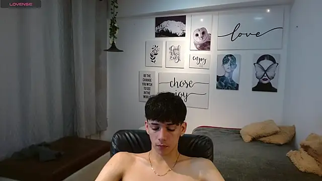 Snapshot of AmethystShadow17 chatting on November 30, 2025, 2:43 pm AmethystShadow17 online show from November 30, 2025, 2:43 pm