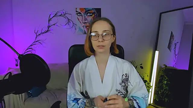 Snapshot of evalora_vei chatting on October 18, 2025, 12:17 pm evalora vei online show from October 18, 2025, 12:17 pm