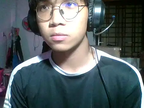 kave2033 online show from October 25, 2025, 4:02 pm