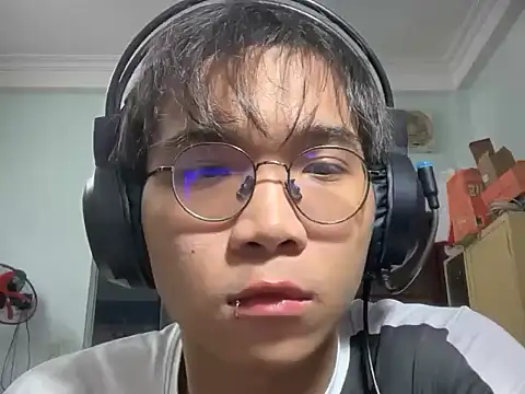 kave2033 online show from November 29, 2025, 3:37 pm