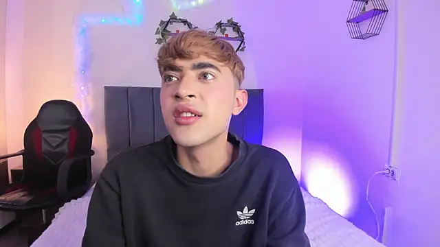 Snapshot of JustinCastiblanco chatting on November 26, 2025, 11:33 am JustinCastiblanco online show from November 26, 2025, 11:33 am