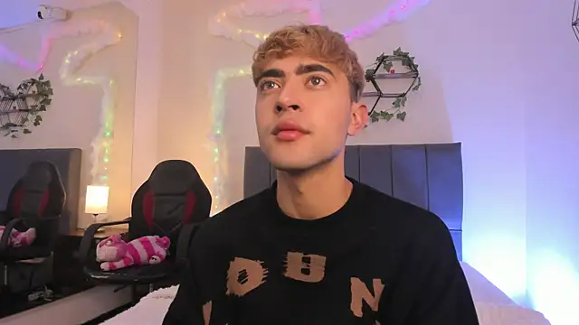 Snapshot of JustinCastiblanco chatting on December 3, 2025, 11:19 am JustinCastiblanco online show from December 3, 2025, 11:19 am