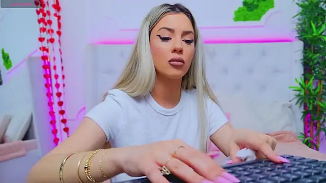 Snapshot of AriannaSins chatting on February 10, 2025, 1:22 pm AriannaSins online show from February 10, 2025, 1:22 pm