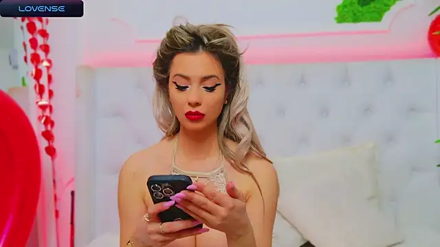 Snapshot of AriannaSins chatting on February 14, 2025, 7:44 pm AriannaSins online show from February 14, 2025, 7:44 pm