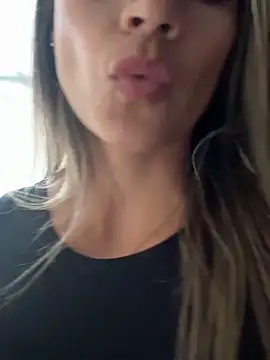 valentina herrrera online show from October 31, 2025, 9:27 pm