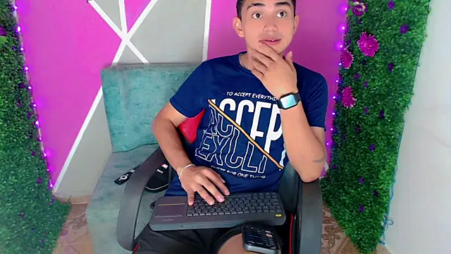 Snapshot of Ruiz2416 chatting on October 17, 2025, 11:24 am Ruiz2416 online show from October 17, 2025, 11:24 am
