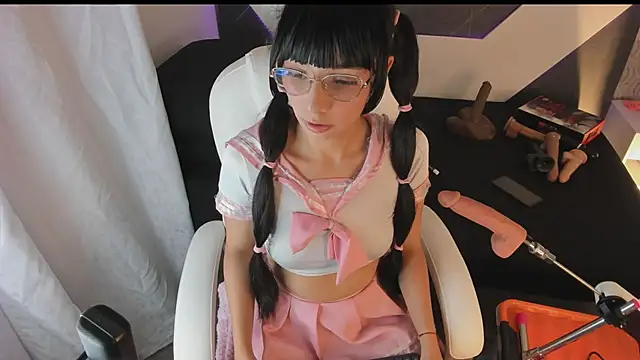 michelle cutee  online show from November 8, 2025, 8:29 pm