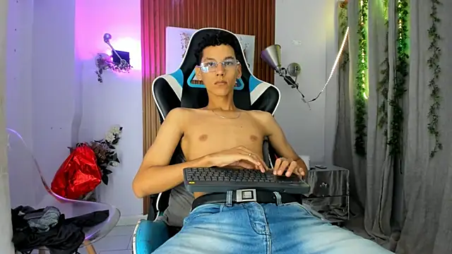 Snapshot of AQUARIUS_x chatting on October 20, 2025, 11:32 am AQUARIUS x online show from October 20, 2025, 11:32 am