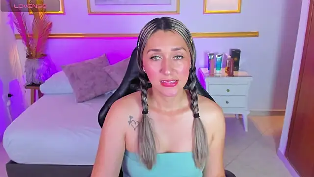 Snapshot of karlyy_ chatting on November 4, 2025, 7:24 pm karlyy online show from November 4, 2025, 7:24 pm