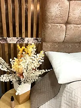 KitsuneHina online show from December 3, 2025, 11:30 am