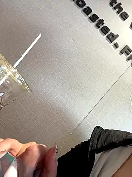 junjunbabe00000 online show from October 16, 2025, 7:42 am