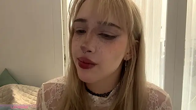 Snapshot of Milkmoriee chatting on October 19, 2025, 4:29 pm Milkmoriee online show from October 19, 2025, 4:29 pm