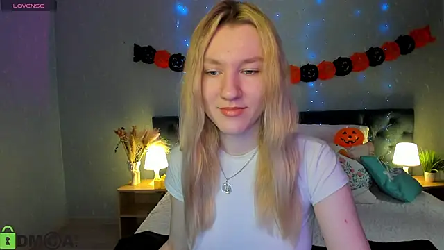 Snapshot of LinaRayy chatting on October 22, 2025, 9:31 am LinaRayy online show from October 22, 2025, 9:31 am