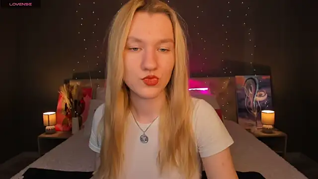 Snapshot of LinaRayy chatting on October 23, 2025, 8:57 am LinaRayy online show from October 23, 2025, 8:57 am