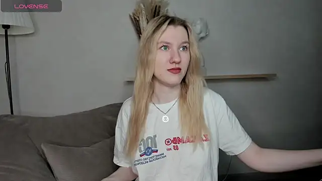 Snapshot of LinaRayy chatting on December 2, 2025, 8:08 am LinaRayy online show from December 2, 2025, 8:08 am