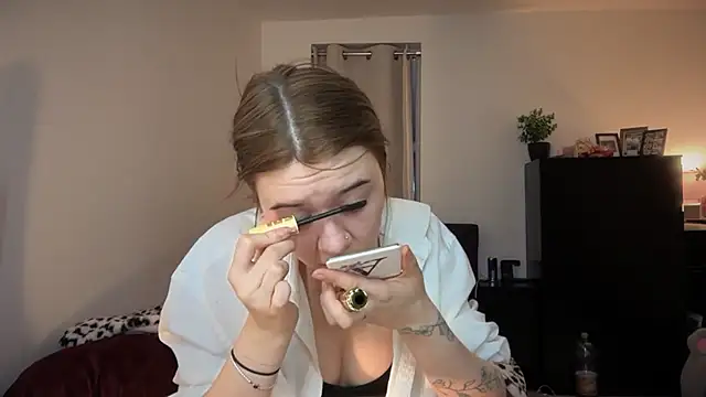 YasmineLace online show from November 28, 2025, 12:35 am