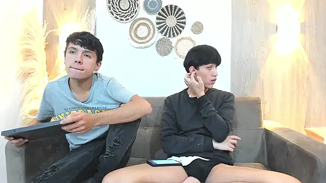 hoot booys  online show from November 21, 2025, 8:18 pm