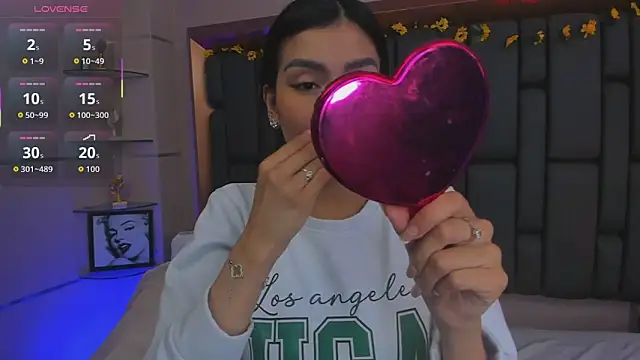 TanyaBello online show from December 18, 2025, 1:28 pm