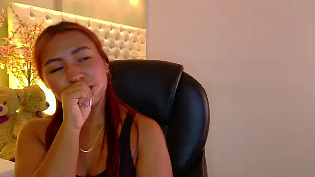 Snapshot of KathiaLuxe chatting on November 19, 2025, 2:06 pm KathiaLuxe online show from November 19, 2025, 2:06 pm