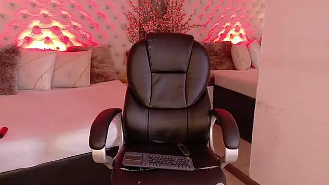 Snapshot of KathiaLuxe chatting on December 5, 2025, 2:47 pm KathiaLuxe online show from December 5, 2025, 2:47 pm