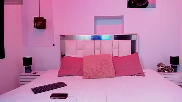 Coral Jhones online show from November 12, 2025, 4:35 am