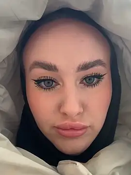 KiraSunshine online show from November 7, 2025, 3:39 am