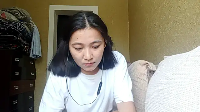 Snapshot of LinneaHyles chatting on October 31, 2025, 5:30 am LinneaHyles online show from October 31, 2025, 5:30 am