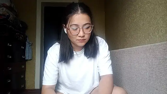 Snapshot of LinneaHyles chatting on November 5, 2025, 4:01 am LinneaHyles online show from November 5, 2025, 4:01 am