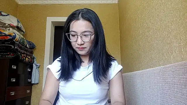 Snapshot of LinneaHyles chatting on November 6, 2025, 4:02 am LinneaHyles online show from November 6, 2025, 4:02 am