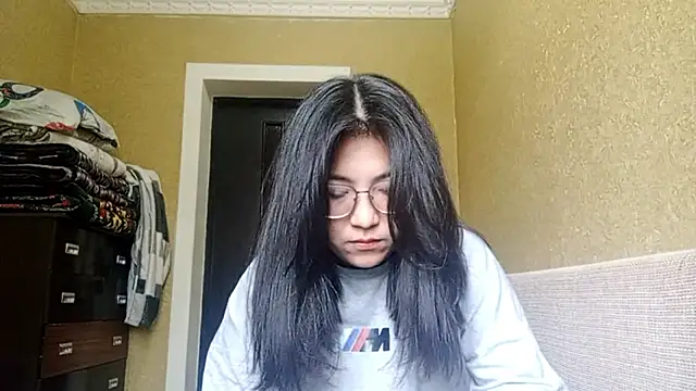 Snapshot of LinneaHyles chatting on November 7, 2025, 4:12 am LinneaHyles online show from November 7, 2025, 4:12 am