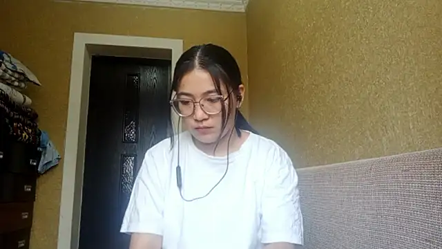 Snapshot of LinneaHyles chatting on November 10, 2025, 4:11 am LinneaHyles online show from November 10, 2025, 4:11 am