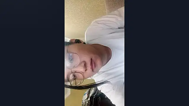 Snapshot of LinneaHyles chatting on November 14, 2025, 4:22 am LinneaHyles online show from November 14, 2025, 4:22 am