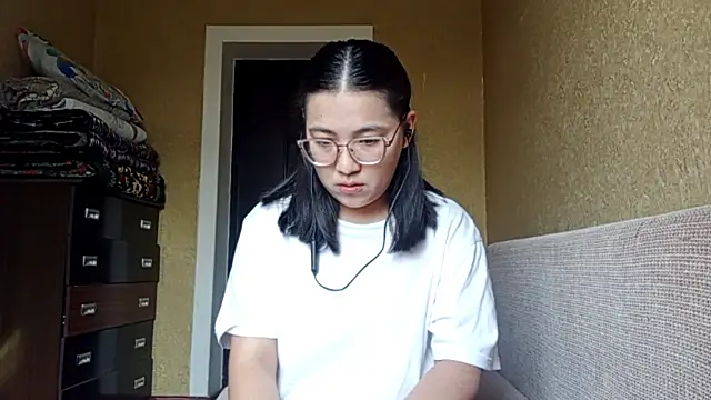 Snapshot of LinneaHyles chatting on November 15, 2025, 7:27 am LinneaHyles online show from November 15, 2025, 7:27 am