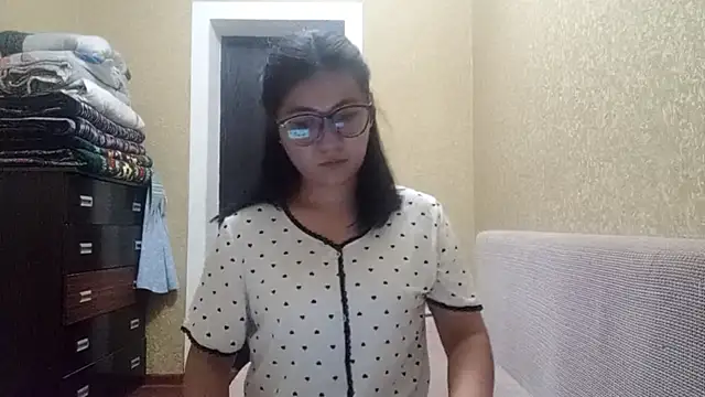 Snapshot of LinneaHyles chatting on November 17, 2025, 1:17 pm LinneaHyles online show from November 17, 2025, 1:17 pm