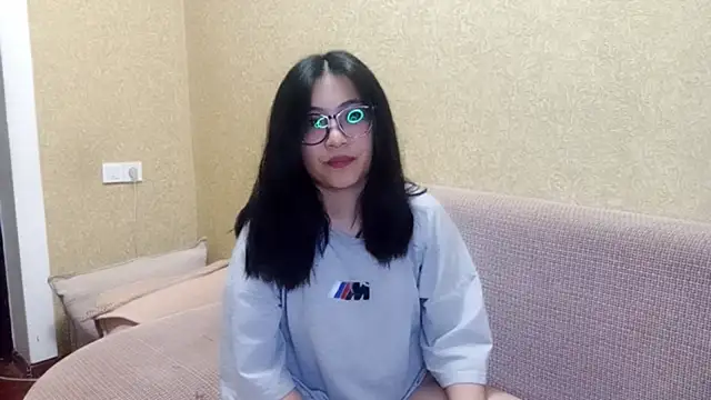 Snapshot of LinneaHyles chatting on November 28, 2025, 1:14 pm LinneaHyles online show from November 28, 2025, 1:14 pm