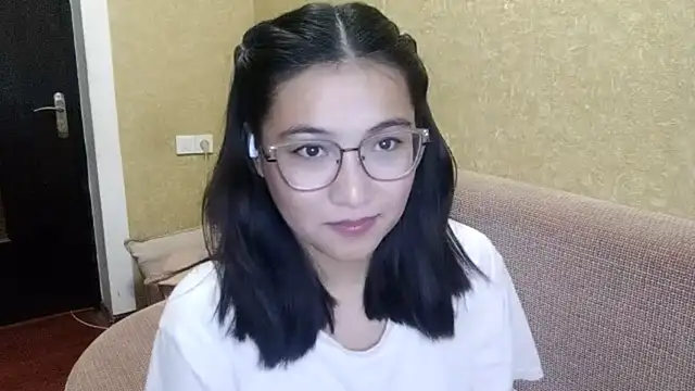 Snapshot of LinneaHyles chatting on December 3, 2025, 1:42 pm LinneaHyles online show from December 3, 2025, 1:42 pm