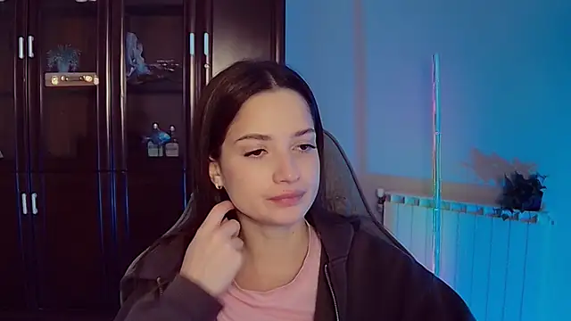 KiraVair online show from November 12, 2025, 1:22 pm