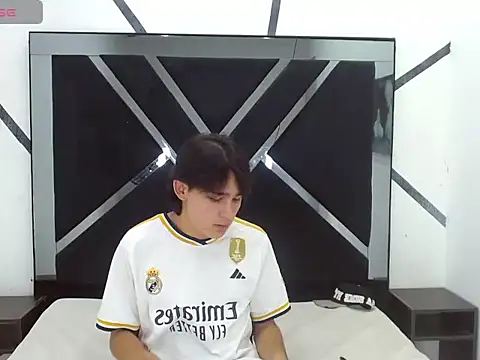 Tom 0001 online show from October 27, 2025, 8:02 pm