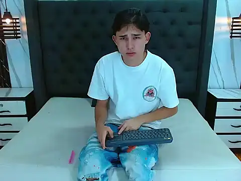 Tom 0001 online show from December 18, 2025, 12:44 pm