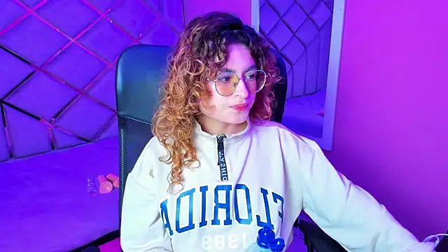 Snapshot of EmiliRouse_ chatting on November 20, 2025, 4:12 am EmiliRouse online show from November 20, 2025, 4:12 am