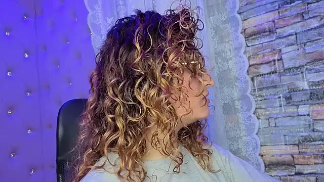 Snapshot of EmiliRouse_ chatting on November 25, 2025, 3:06 am EmiliRouse online show from November 25, 2025, 3:06 am