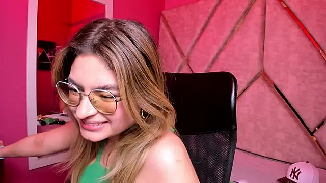 Snapshot of EmiliRouse_ chatting on December 5, 2025, 1:14 am EmiliRouse online show from December 5, 2025, 1:14 am