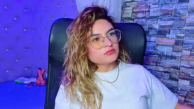 Snapshot of EmiliRouse_ chatting on December 14, 2025, 2:50 am EmiliRouse online show from December 14, 2025, 2:50 am