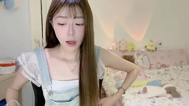 Onecutelittle online show from November 13, 2025, 6:01 am